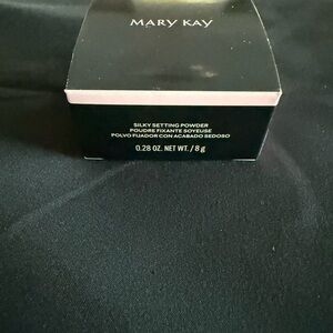Mary Kay Silky Setting Powder Light Medium Beige New in Box